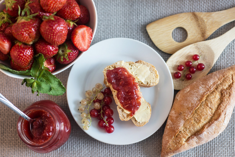 Erdbeermarmelade auf Baguette