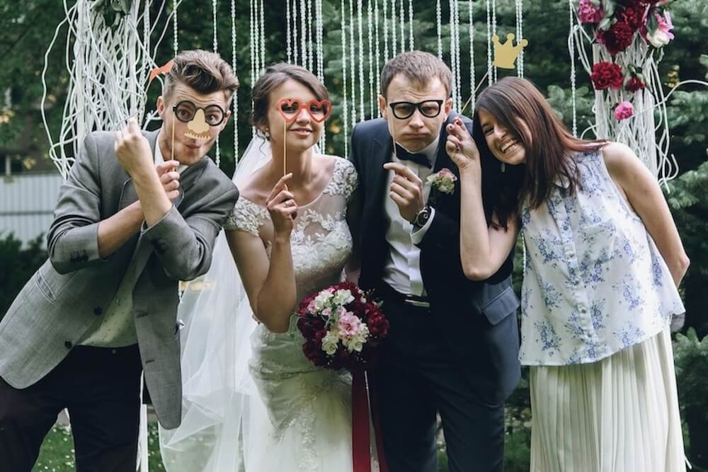 Hochzeitsspiel Fotobox - verkleidete Hochzeitsgäste