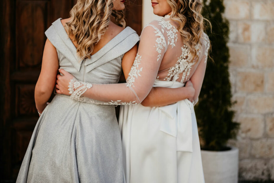 Die Braut umarmt ihr Trauzeugin am Hochzeitstag 