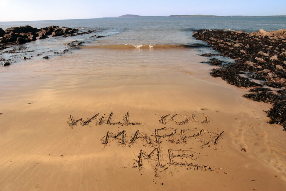 Ein romantischer Heiratsantrag am Strand