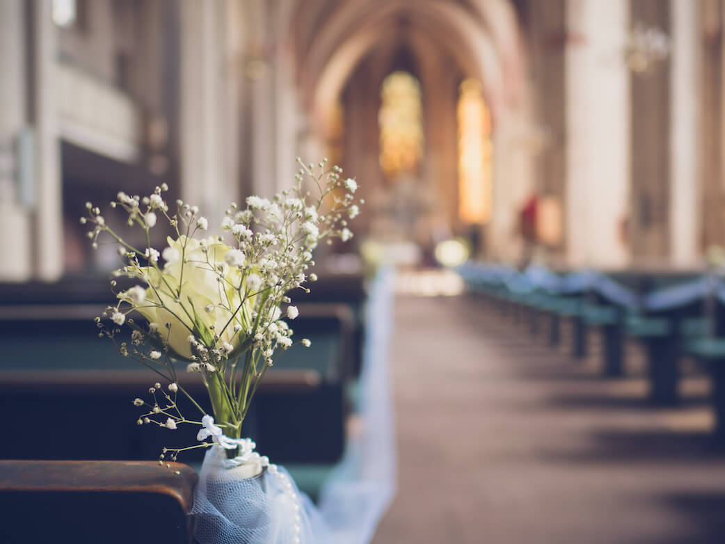 Blumendekoration Kirchenbänke kirchliche Trauung 