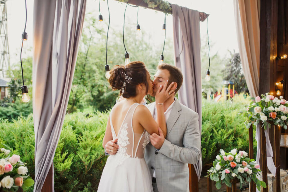 Ein wichtiger Bestandteil der Hochzeitsplanung ist die Vorbereitung der Trauung 