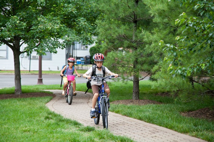 Kinder auf dem Fahrrad