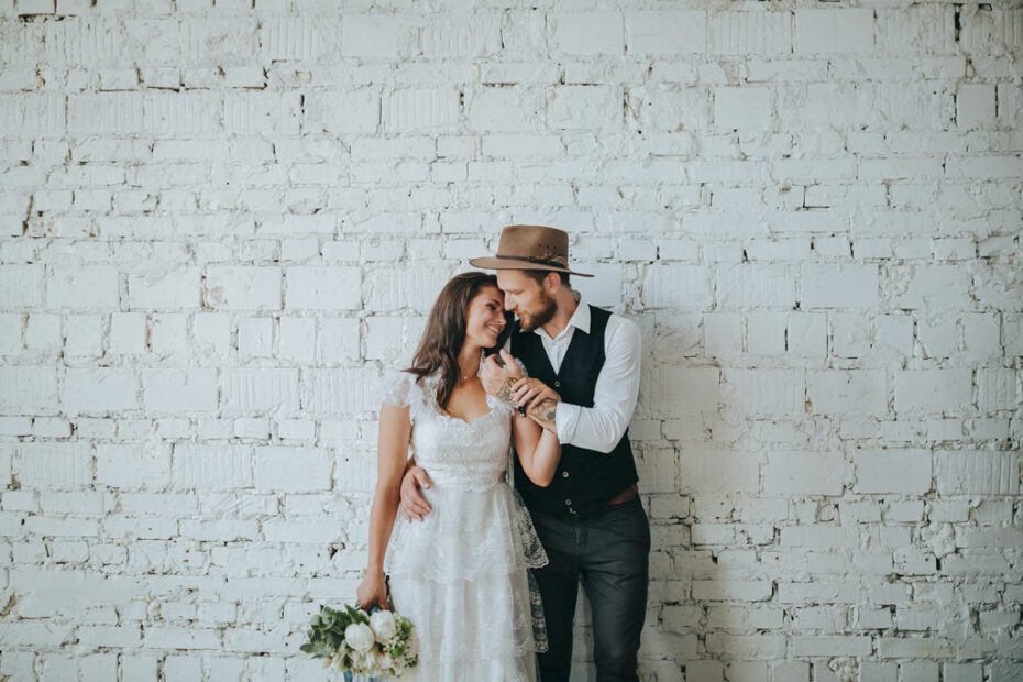 Glückliches Brautpaar ist zufrieden mit der Namensänderung zur Hochzeit