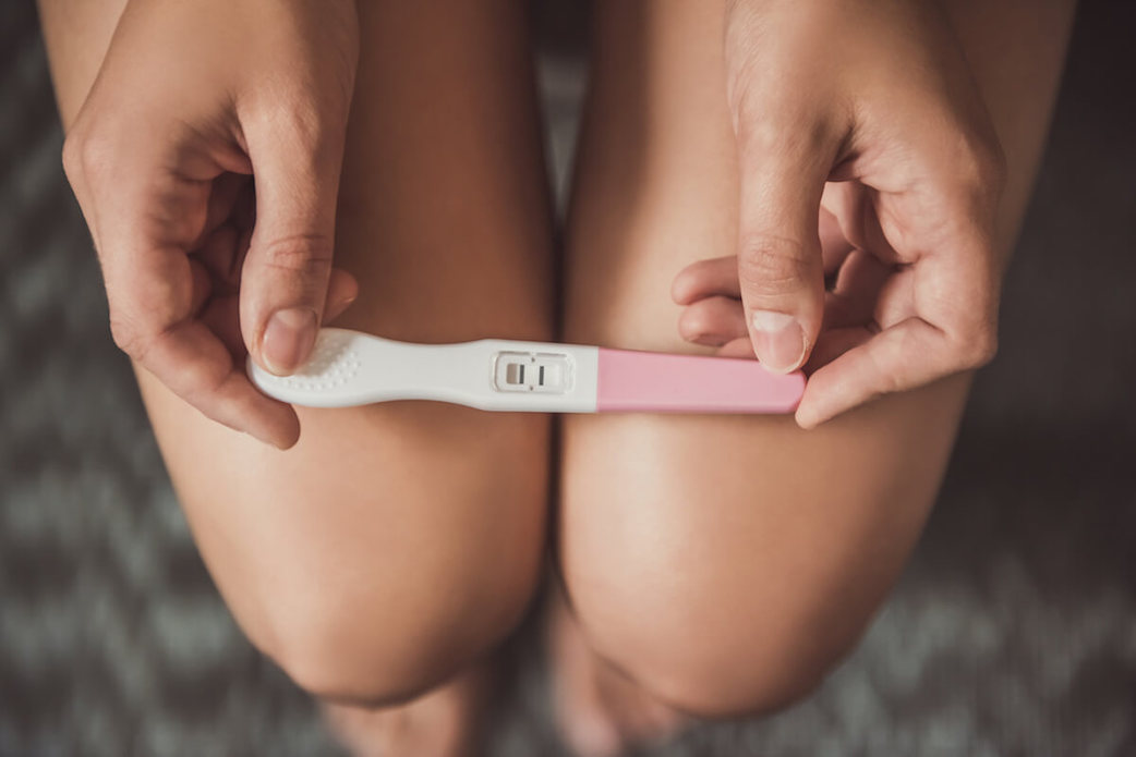 Schwangerschaft verkünden: Nahaufnahme Schwangerschaftstest