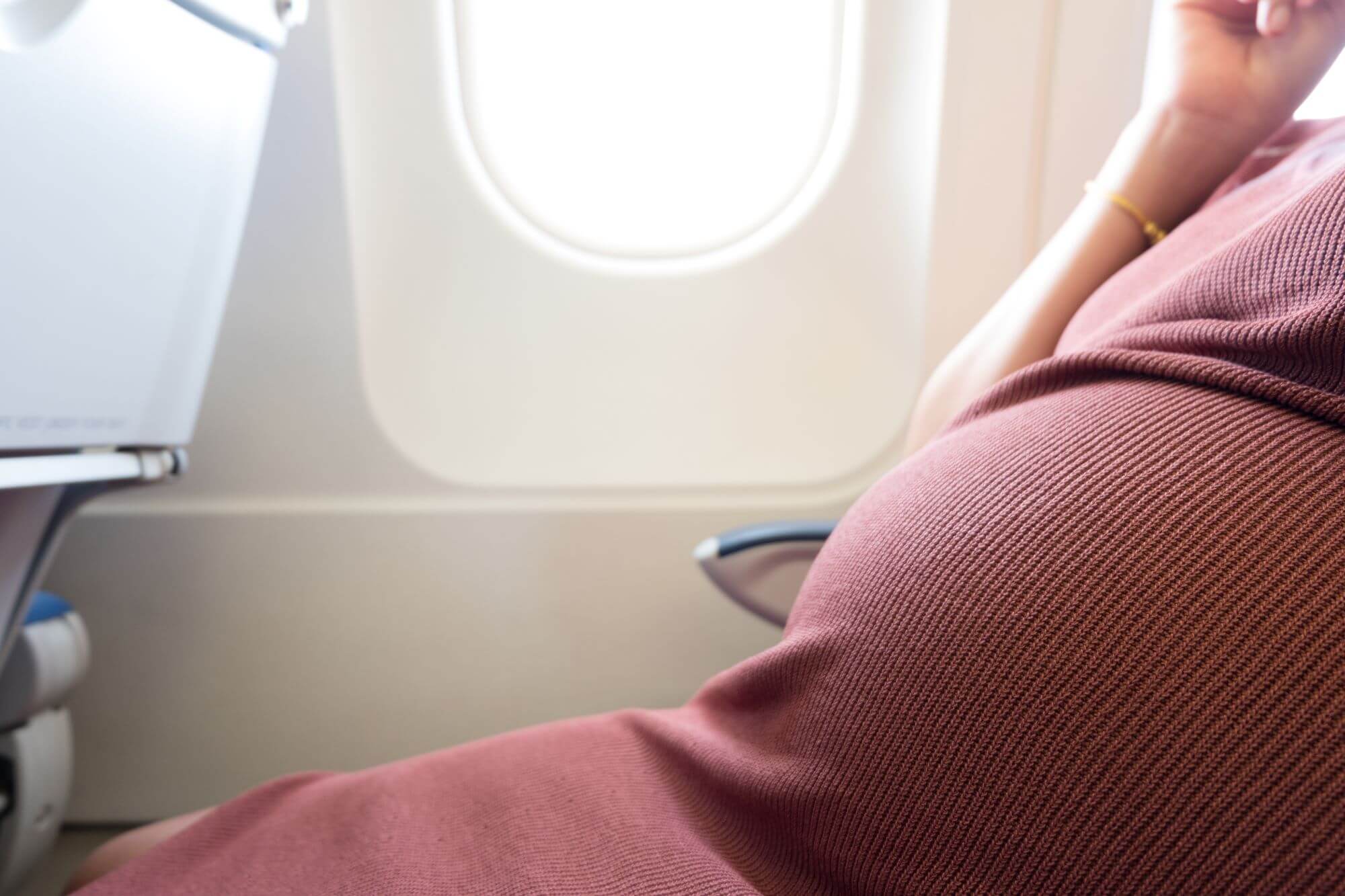 Беременность можно летать на самолете. Беременные женщины в самолете.