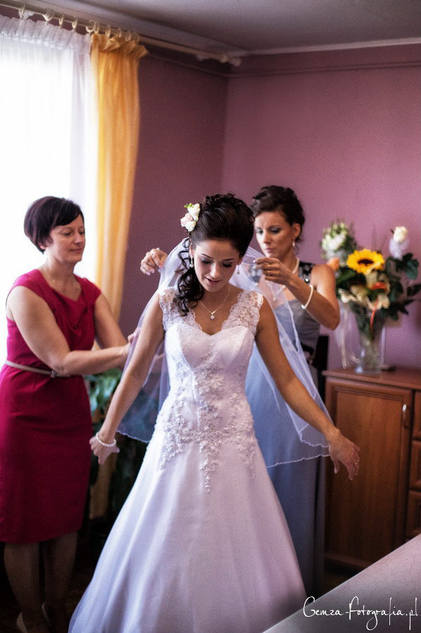 Hochzeit - Braut bei der Anprobe des Hochzeitskleids