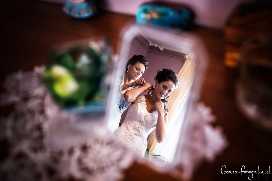 Hochzeit - Braut vor dem Spiegel