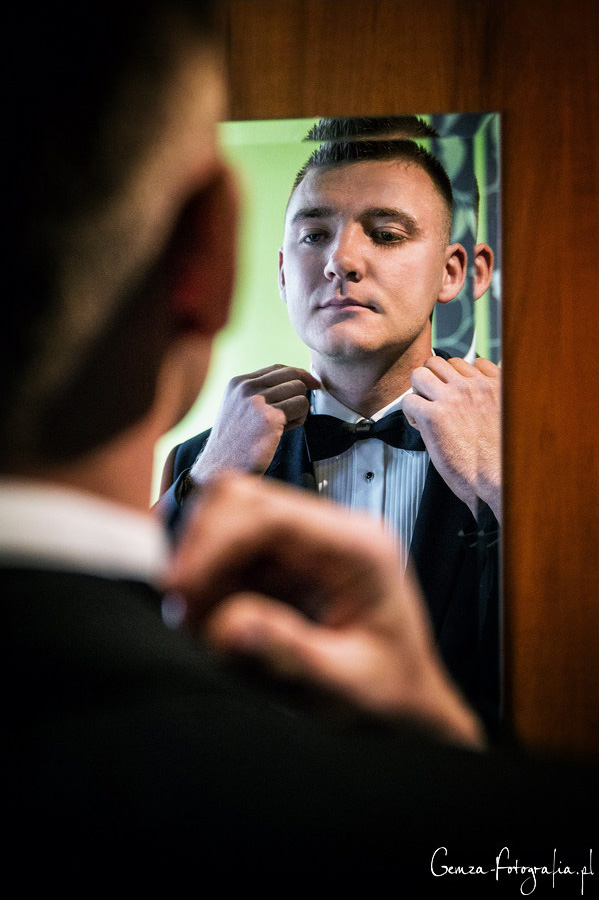 Hochzeit - Bräutigam vor dem Spiegel