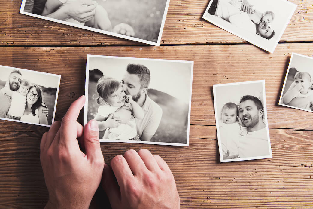 Verschiedene Erinnerungsfotos von Baby und Eltern als Geburtsgeschenk
