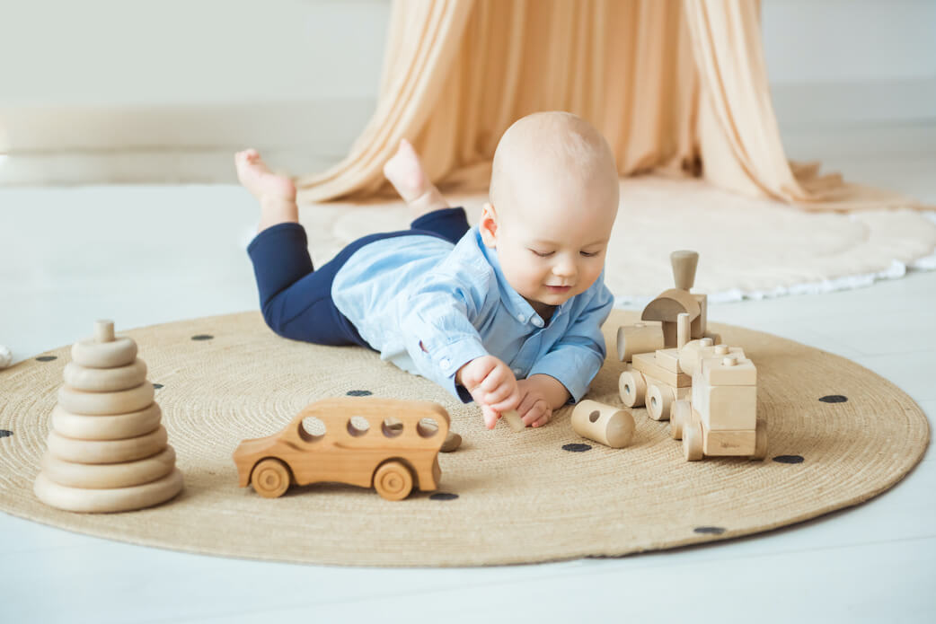 Ein Baby spielt mit Geschenke zur Geburt