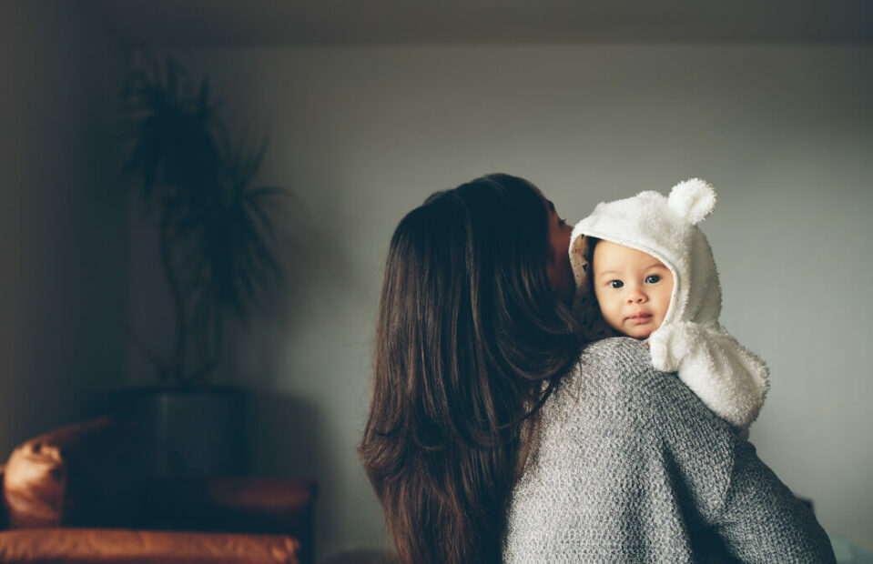 Das Baby auf dem Arm der Mutter schaut so süß, dass die Kosten eines Kindes glatt zur Nebensache werden