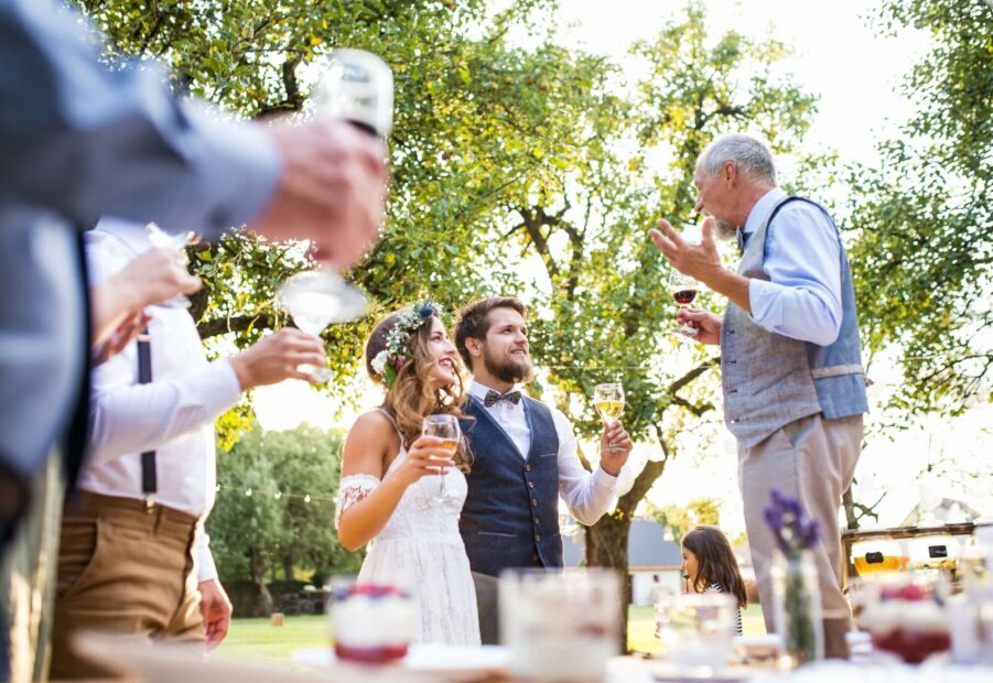 Brautvater hält Hochzeitsrede auf der Hochzeit seiner Tochter. 