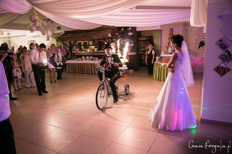 Bräutigam fährt Hochzeitstorte auf dem Fahrrad ein