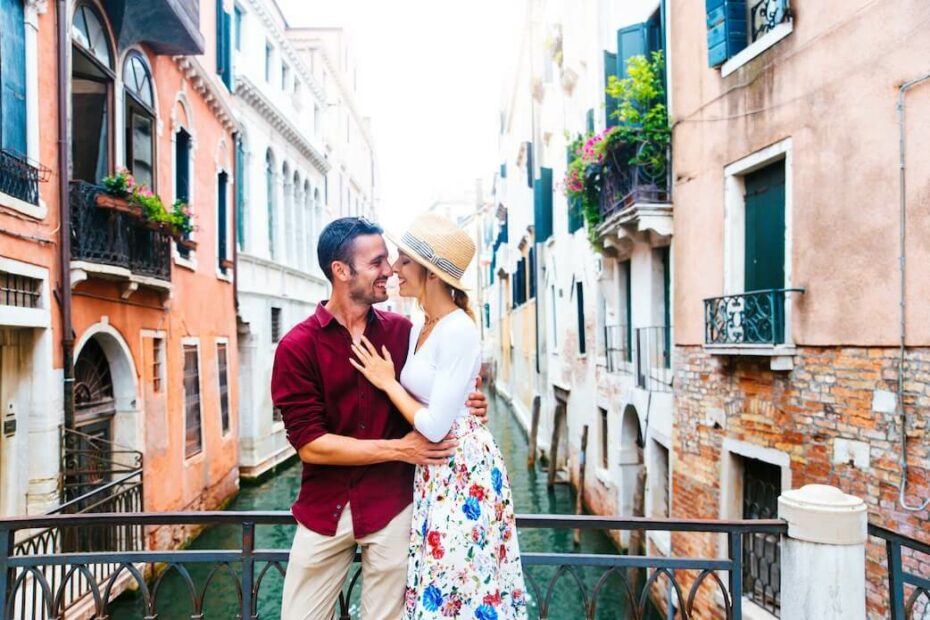 Verliebtes Paar verbringt traumhafte und günstige Flitterwochen in Italien. 