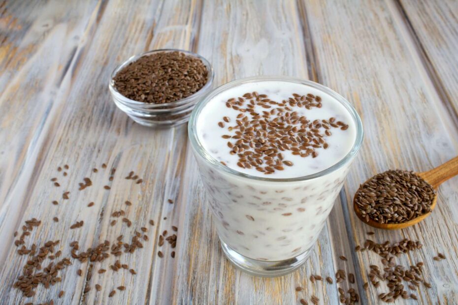 Joghurt mit Leinsamen auf einem Holztisch. 