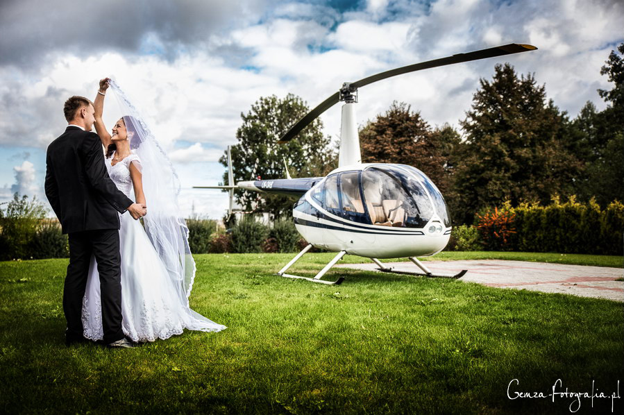 Brautpaar vor Helikopter