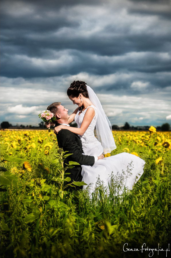 glückliches Brautpaar zwischen Sonnenblumen