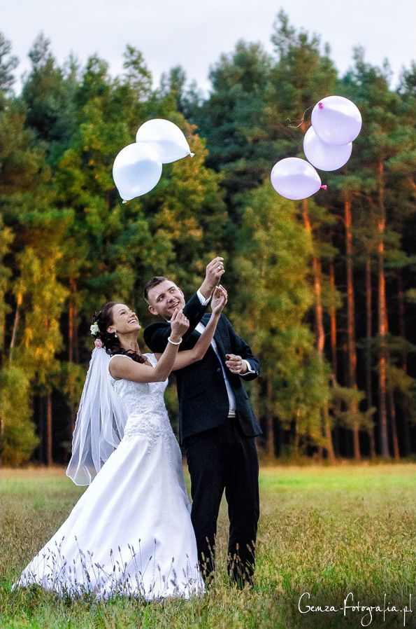 Brautpaar mit Luftballons