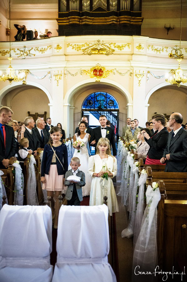 Hochzeit - Einzug von Braut und Bräutigam in die Kirche