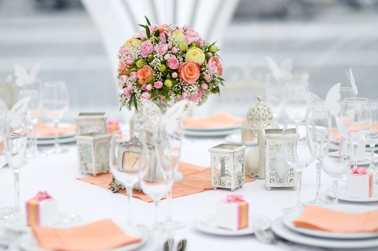 Tischdekoration bei einer Hochzeit