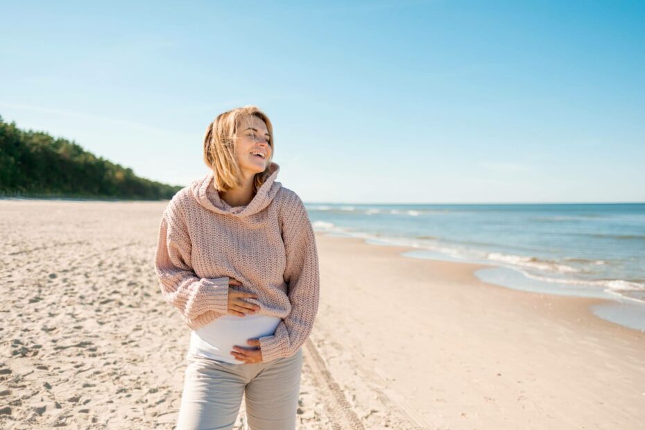 Schwangere Frau am Meer 